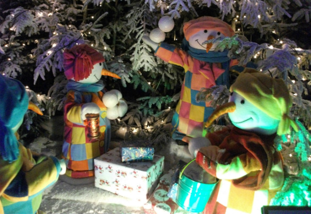 Singing and dancing snowmen.